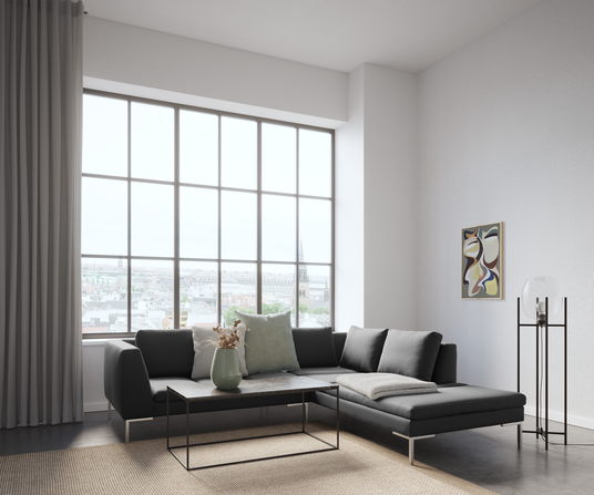 Lys skandinavisk stue med grå hjørnesofa, slankt sofabord i sort metal, vase med tørrede blomster, stor vinduesvæg med byudsigt, abstrakt vægkunst og glas-gulvlampe; beige tæppe og plaid på chaiselongen.