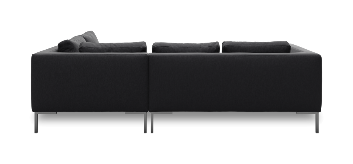 Bagsiden af en moderne sort hjørnesofa med metalben.