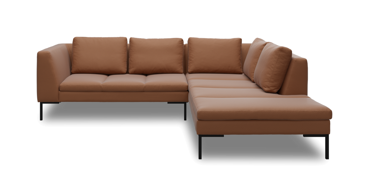 Brun L‑formet modulsofa med chaiselong til højre, slanke sorte ben og løse ryghynder.