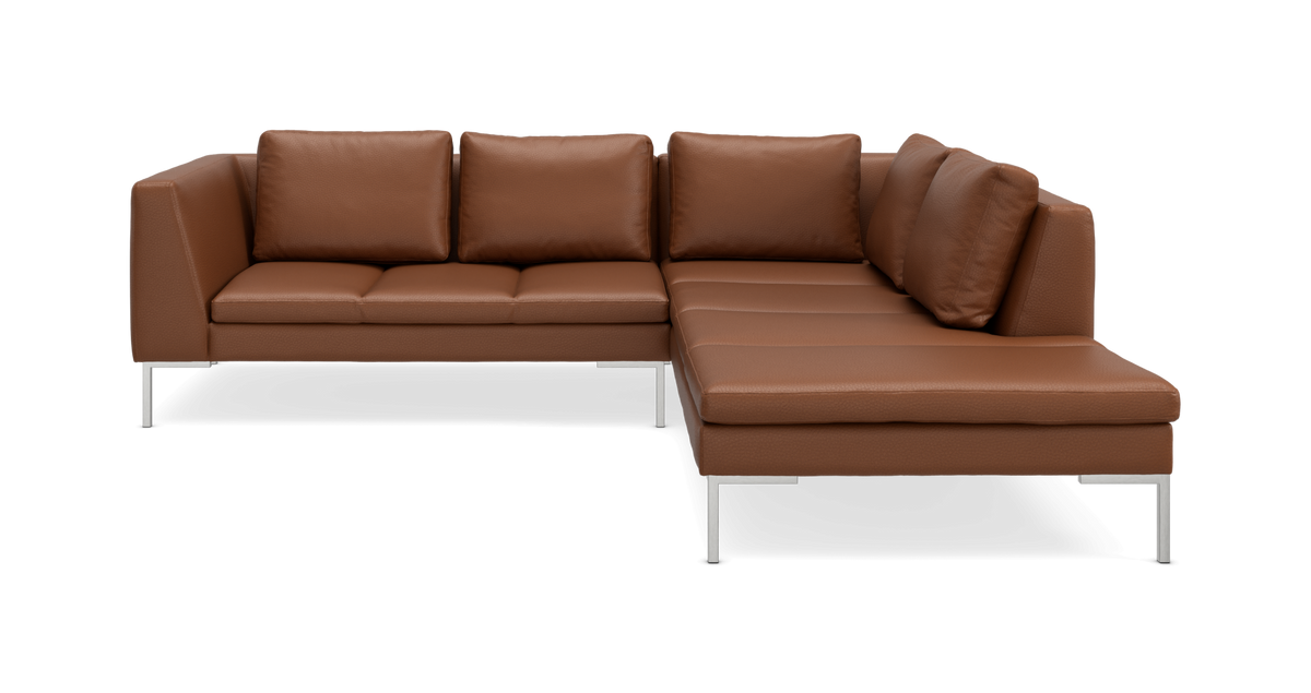 Brun L‑formet lædersofa med metalben, fritlagt på hvid baggrund.
