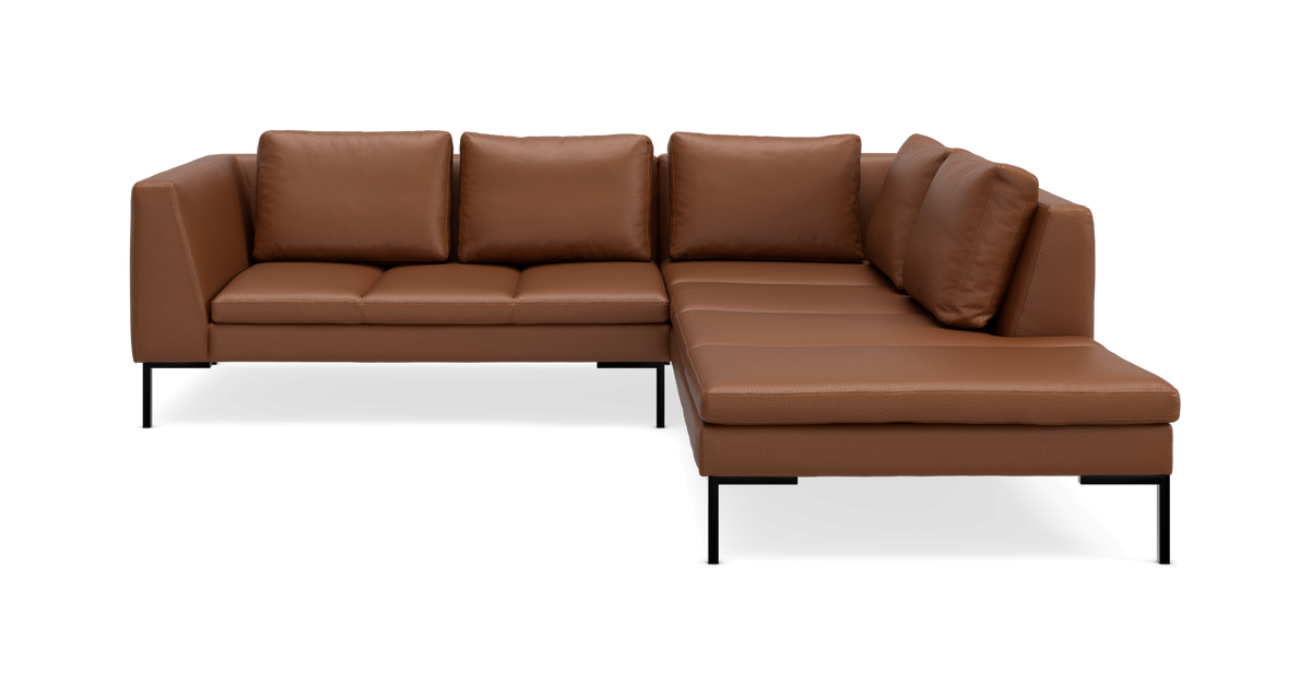 Brun L-formet lædersofa med chaiselong og puder på sorte ben, frilagt mod hvid baggrund.