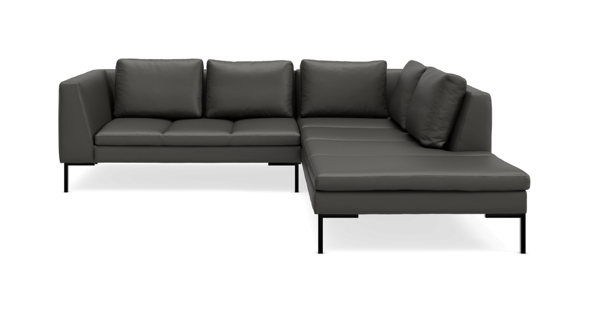 Mørkegrå L-formet hjørnesofa med metalben og fem rygpuder.