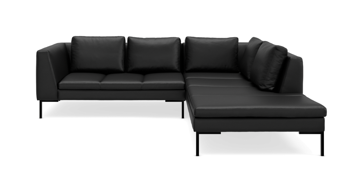 Sort L-formet modulsofa med chaiselong til højre, slanke metalben og fem ryghynder.