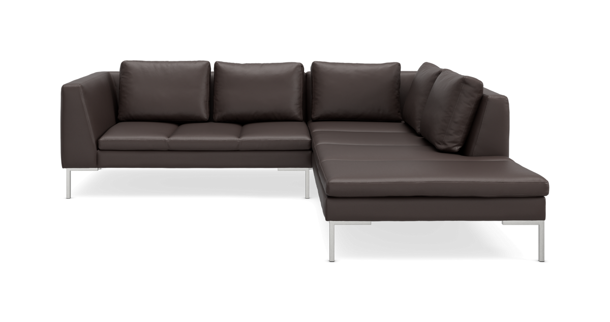 Mørkebrun L‑sofa med chaiselong til højre og metalben, frilagt på hvid baggrund.
