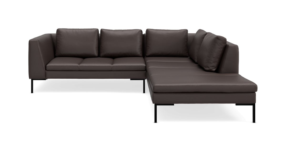 Mørkebrun L‑sofa med chaiselong til højre og sorte metalben, frilagt på hvid baggrund.