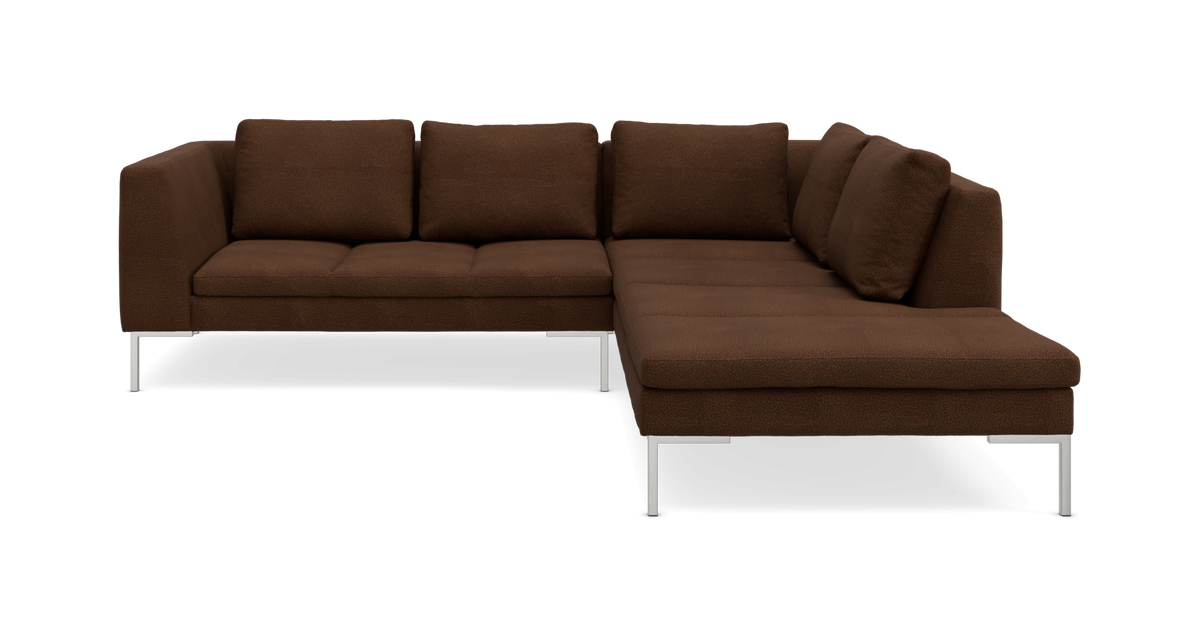 Brun L-formet hjørnesofa med chaiselong og metalben på hvid baggrund.