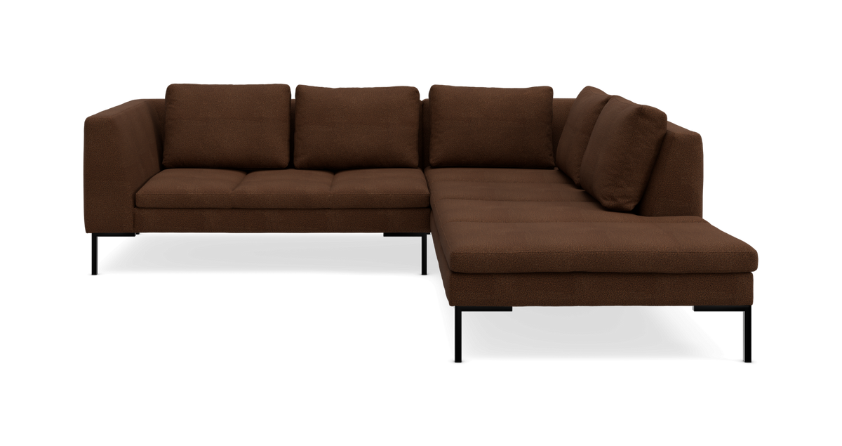 Brun L‑formet modulsofa med chaiselong til højre og metalben, studiebillede.