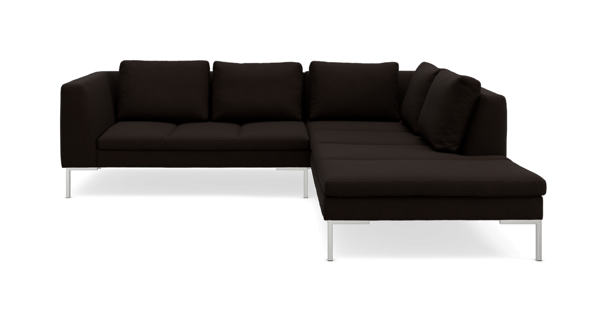 Mørkebrun L‑formet hjørnesofa med metalben og chaiselong på højre side.