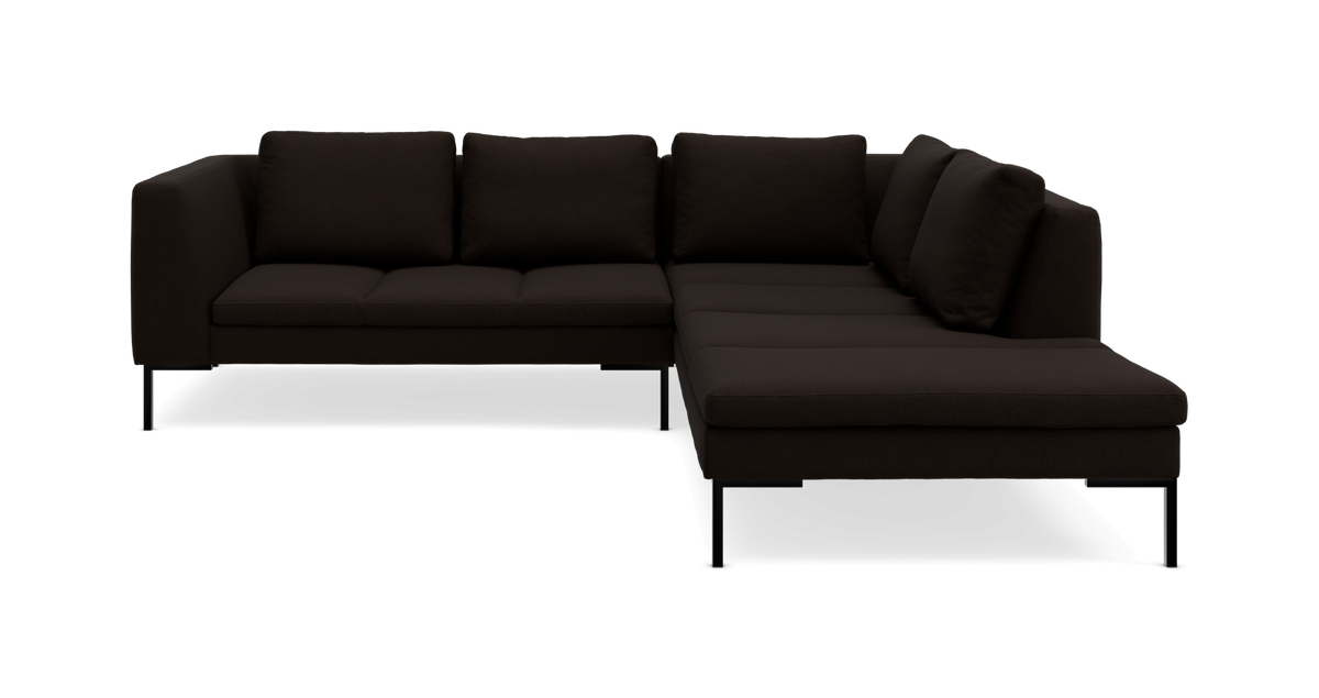 Mørkebrun L-formet hjørnesofa med chaiselong til højre, frilagt på hvid baggrund.