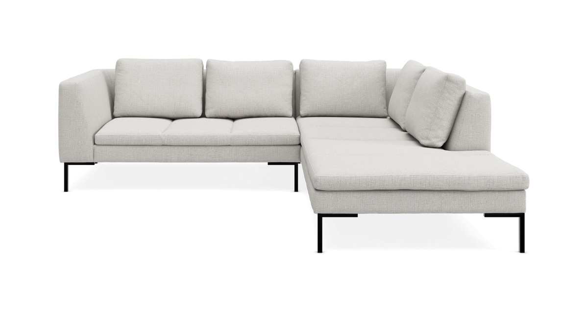 L‑formet lysegrå hjørnesofa med chaiselong på højre side og sorte metalben, set fra frontvinkel.