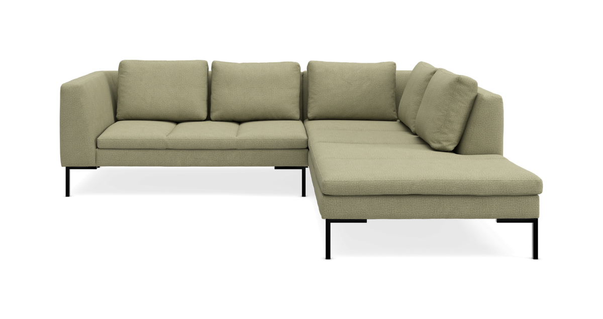 Lysegrøn L‑formet hjørnesofa med chaiselong til højre og sorte metalben.