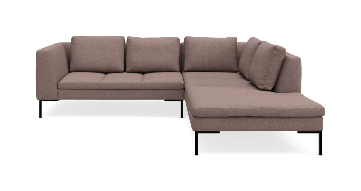 L-formet hjørnesofa med chaiselong til højre i beige/taupe stof med sorte metalben.