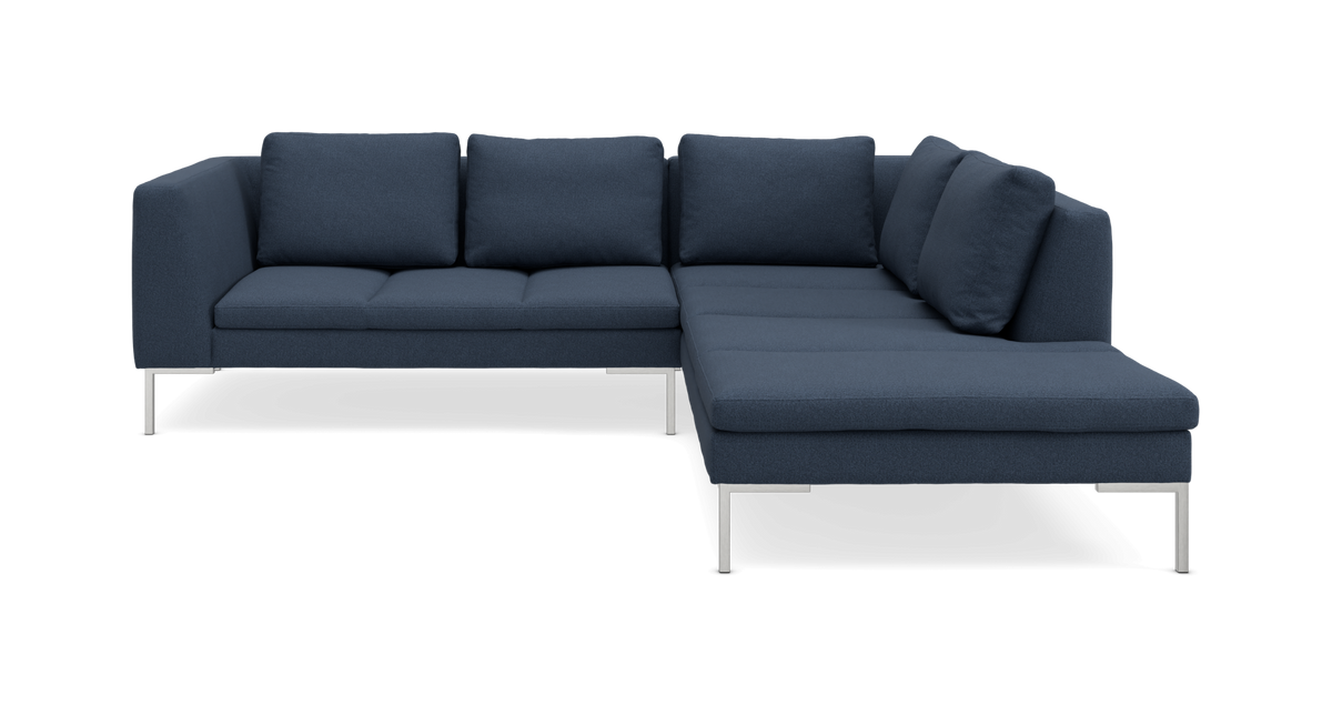 Mørkeblå hjørnesofa med chaiselong til højre og metalben.