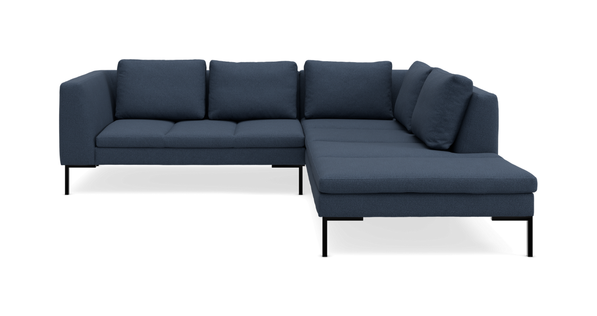 Mørkeblå modulsofa med chaiselong til højre, set forfra på neutral baggrund.