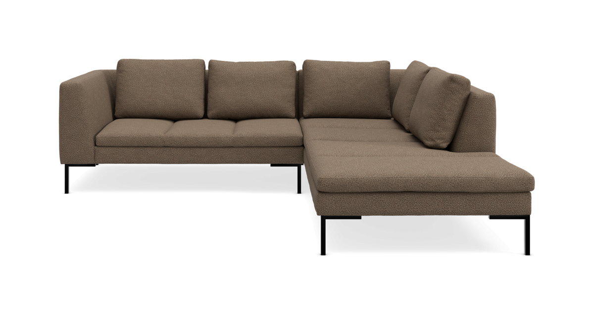 Brun L‑sofa med chaiselong, moderne sorte metalben og løse ryghynder, frilagt produktbillede.