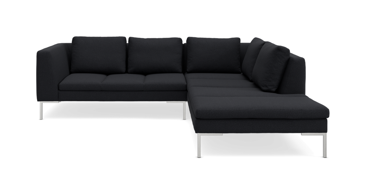 Sort hjørnesofa med højre chaiselong og metalben, frilagt på hvid baggrund.