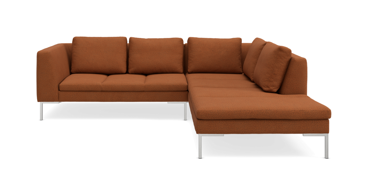 Rustfarvet L‑formet modulsofa med højrevendt chaiselong, metalben og løse ryghynder, frilagt på hvid baggrund.