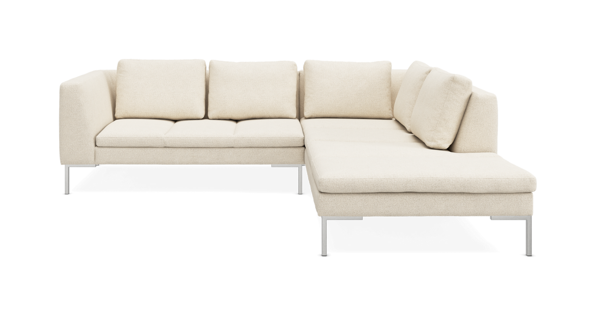 Beige hjørnesofa med chaiselong og metalben.