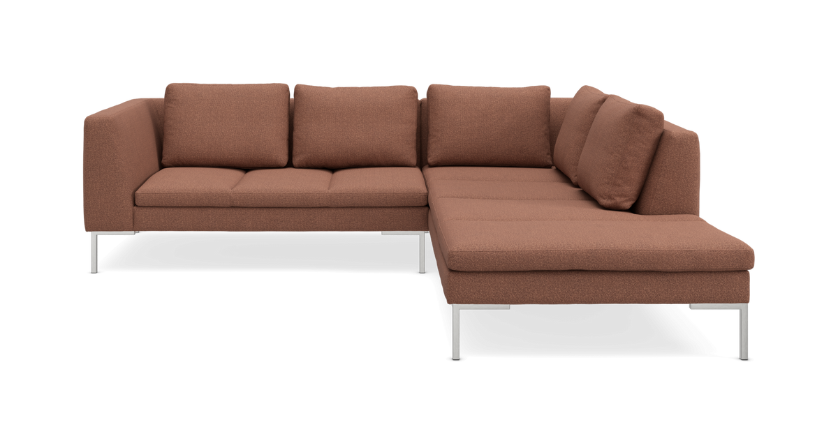 Brun L‑sofa med højrevendt chaiselong og metalben, frilagt på hvid baggrund.