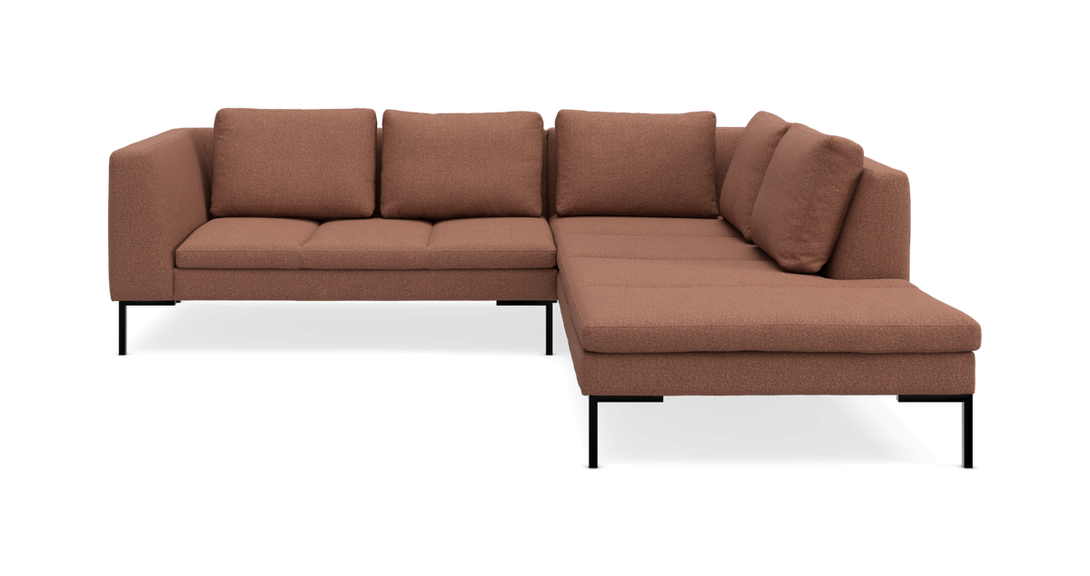 Brun L-formet modulsofa med chaiselong til højre på sorte ben.