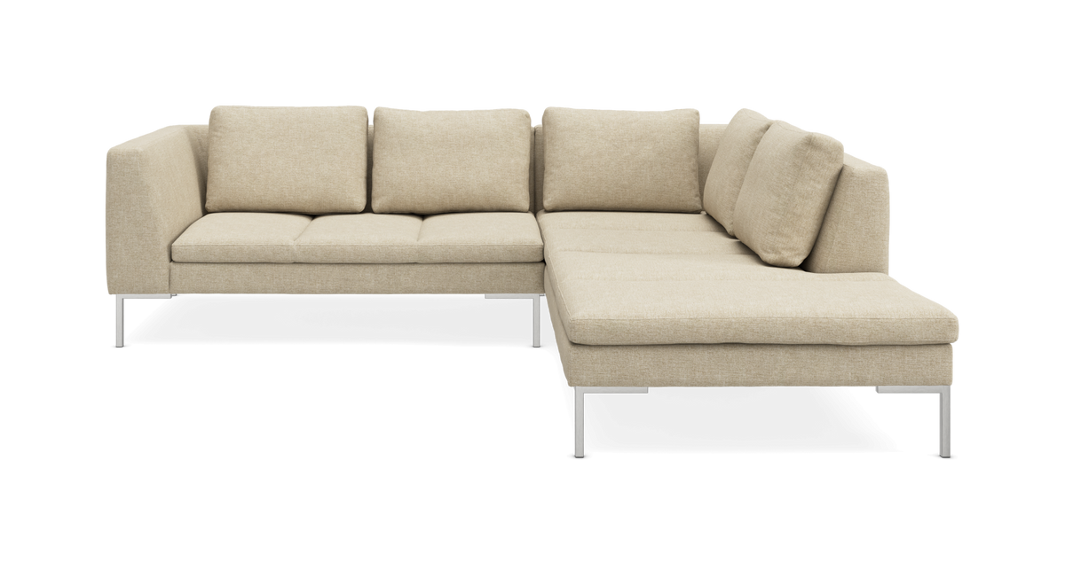 Beige L‑sofa med chaiselong til højre, metalben og løse ryghynder.