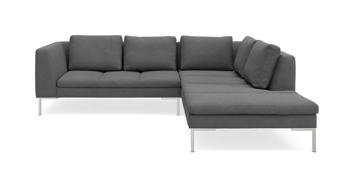 Mørkegrå L-formet sofa med chaiselong på højre side og metalben.