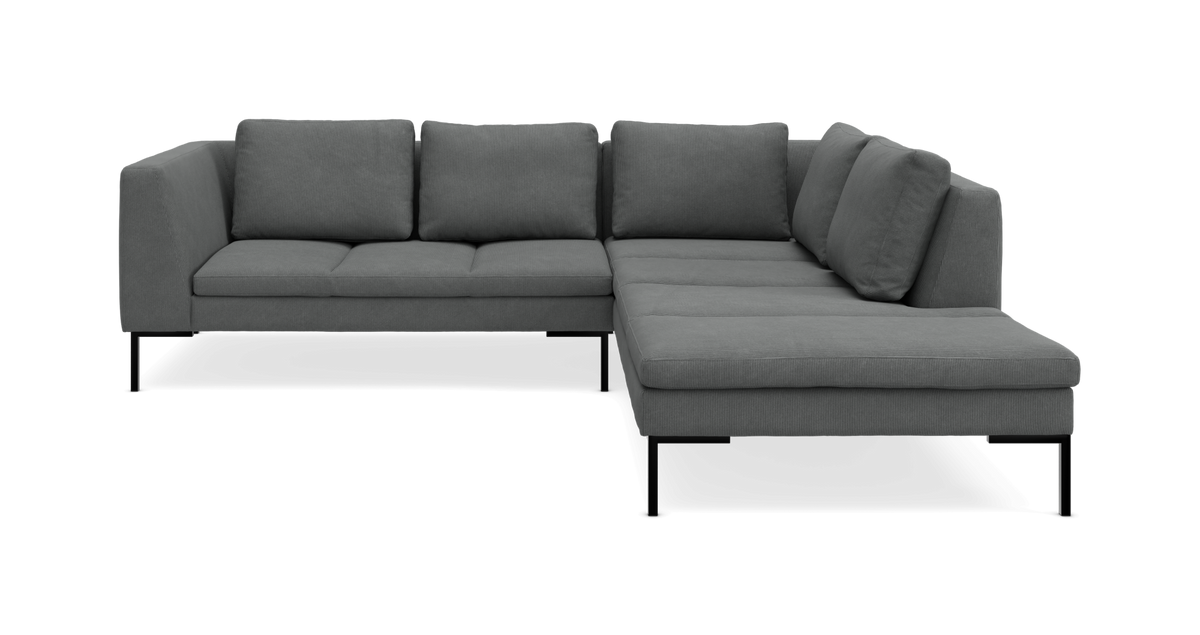Grå L-formet hjørnesofa med chaiselong til højre og sorte metalben.