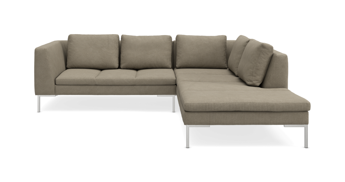 Beige hjørnesofa med chaiselong til højre og metalben.