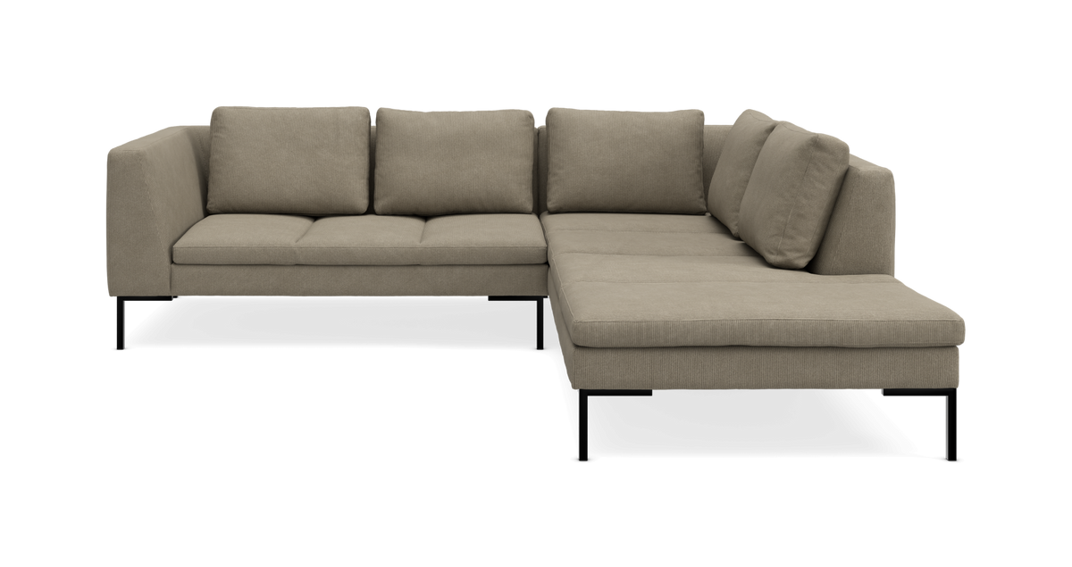 Hjørnesofa i beige med chaiselong til højre, moderne design på sorte ben.
