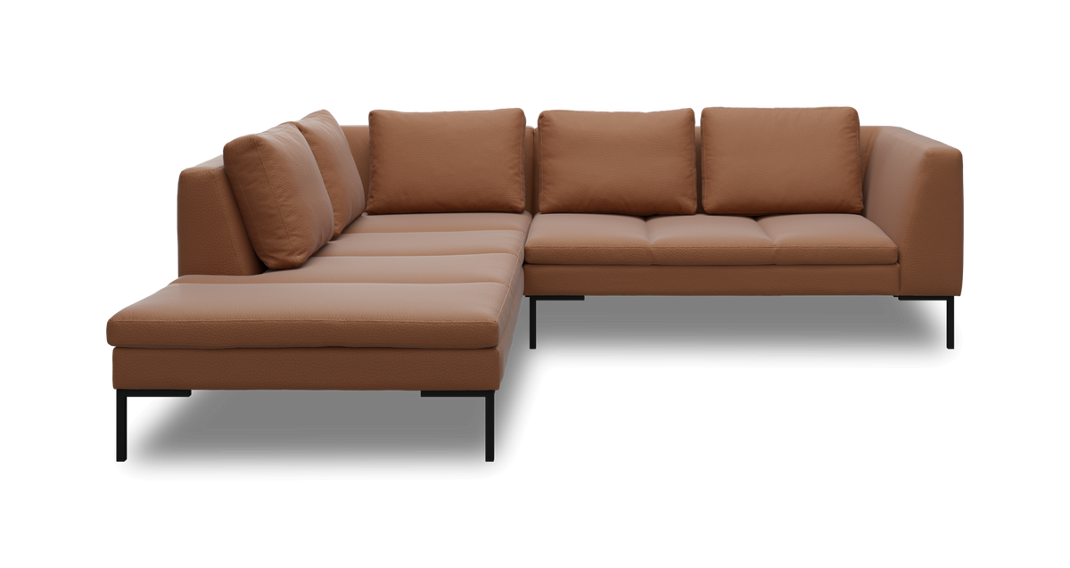 Brun L‑formet hjørnesofa med chaiselong til venstre og sorte metalben, frilagt mod neutral baggrund.