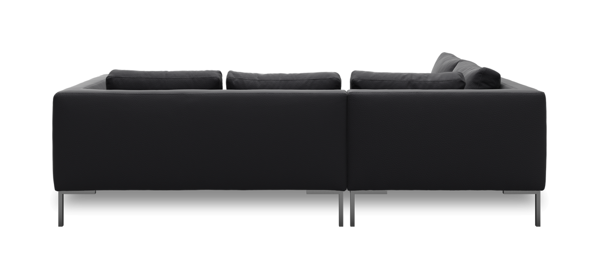 Sort L-formet modulsofa set bagfra på studiebaggrund.