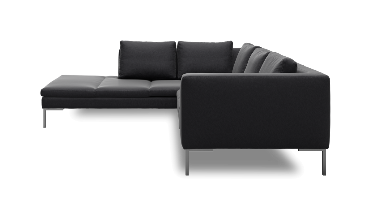 Mørkegrå L-formet modulsofa med venstrevendt chaiselong og metalben, set fra siden på hvid baggrund.