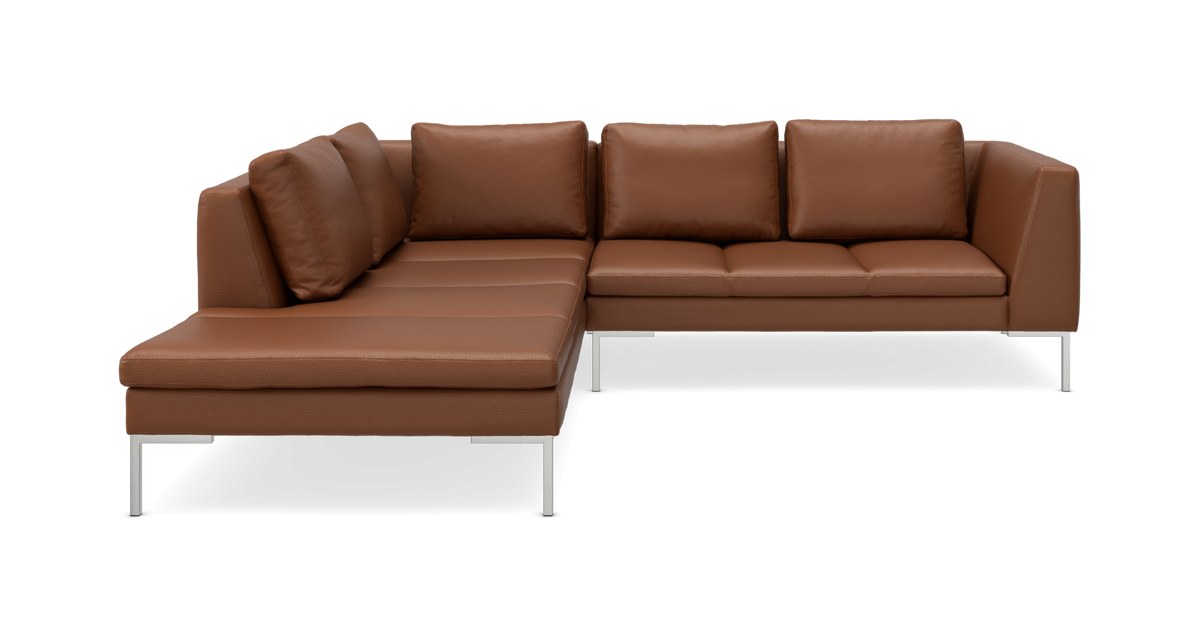 Brun læder hjørnesofa med venstrevendt chaiselong og slanke metalben.