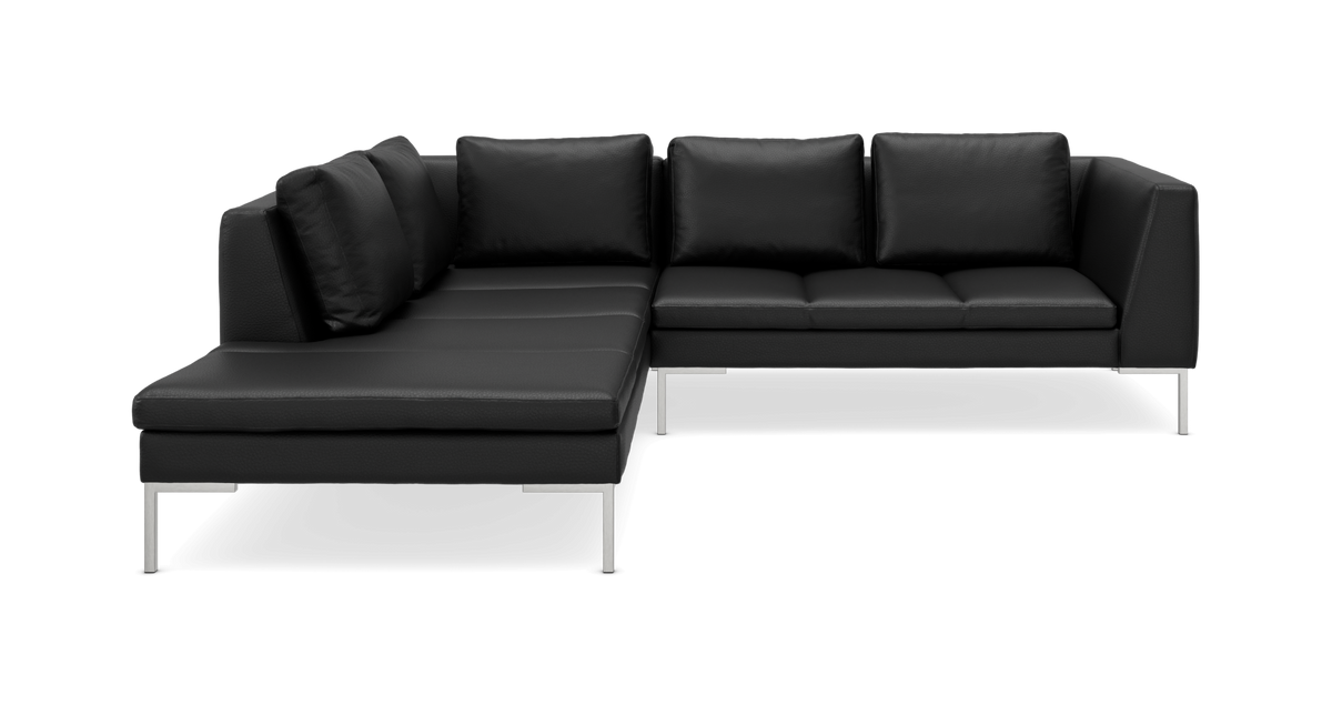 Sort L-formet hjørnesofa med metalben på hvid baggrund.