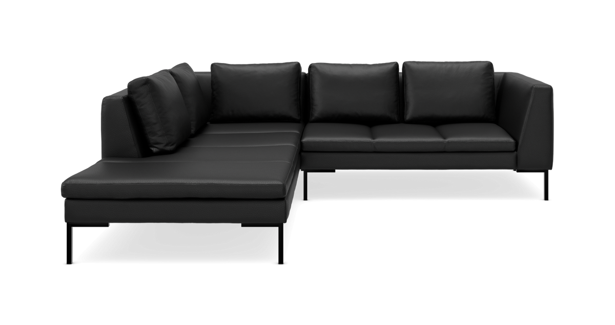 Sort L‑sofa med chaiselong til venstre og slanke metalben, frilagt produktbillede.