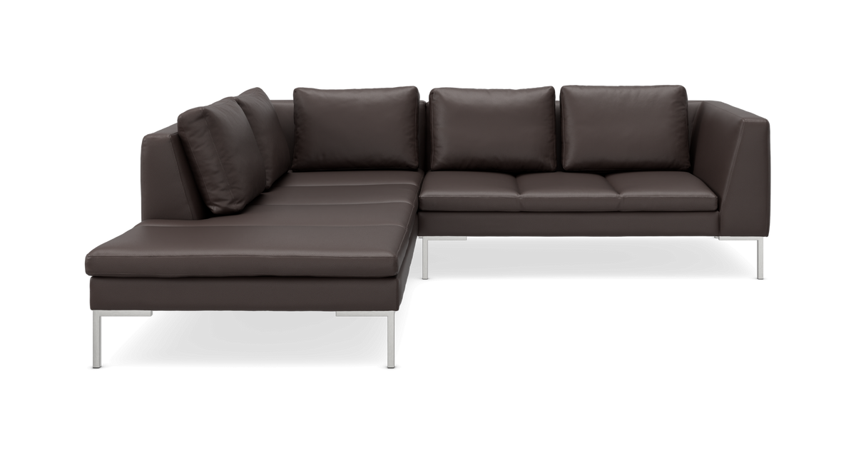Mørkebrun hjørnesofa med chaiselong og metalben, fotograferet i frontvinkel på neutral baggrund.