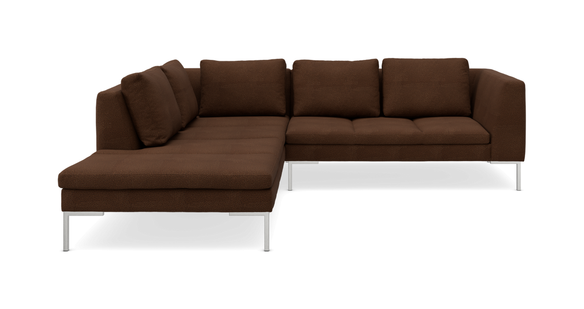 Brun L‑formet modulsofa med venstrevendt chaiselong og metalben, frilagt.