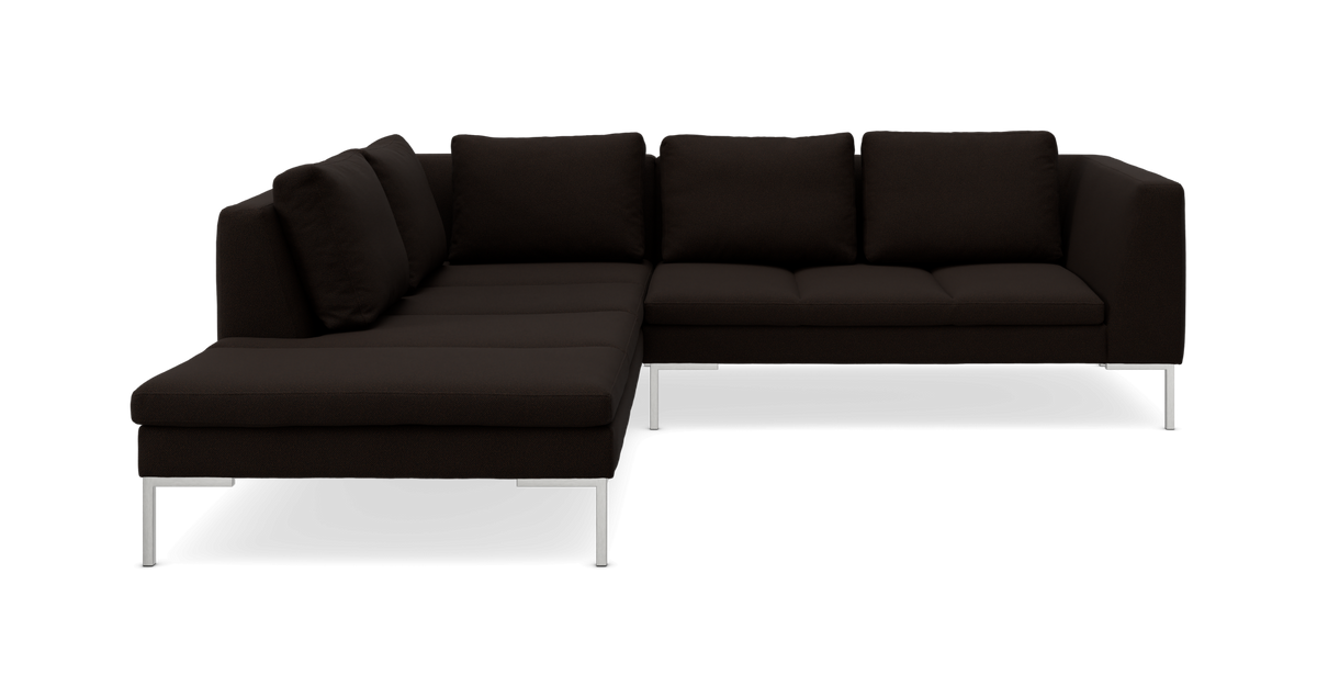 Mørkebrun L‑formet modulsofa med chaiselong og metalben, fritlagt på hvid baggrund.