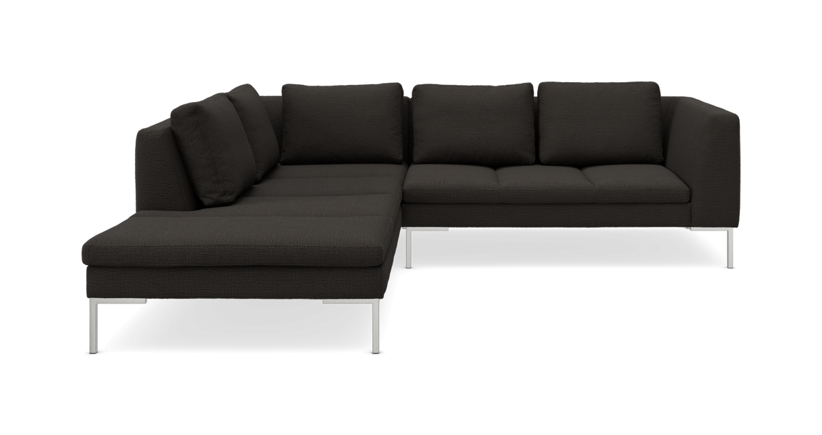 Mørkegrå L‑sofa med chaiselong og metalben, frilagt på hvid baggrund.