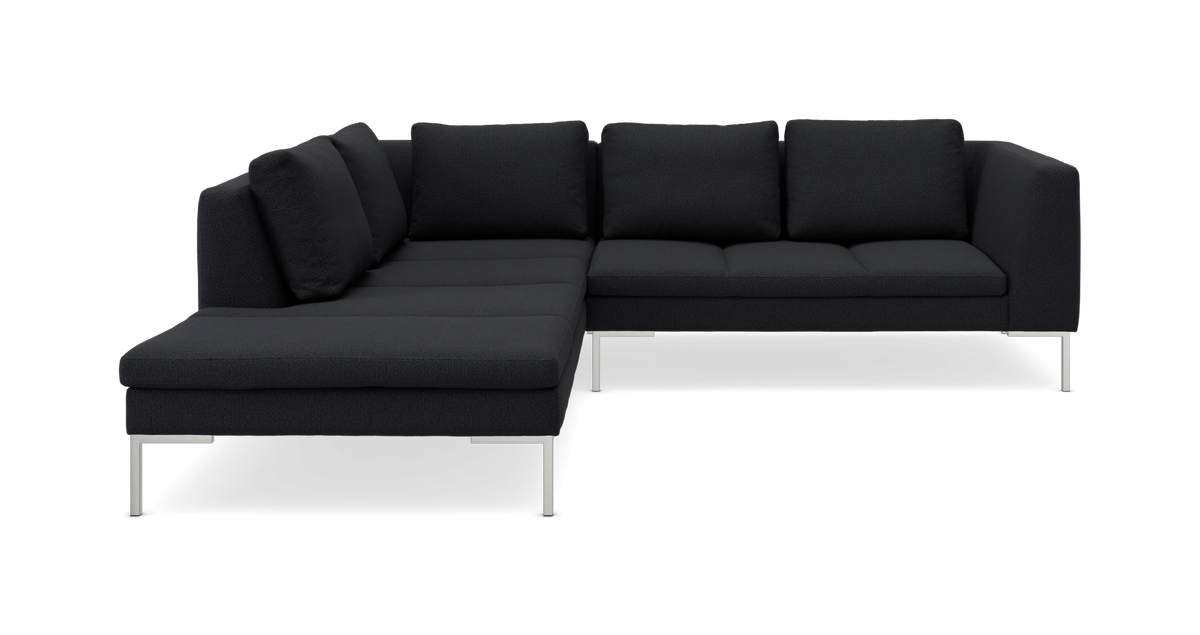 Sort L-formet modulsofa med chaiselong og metalben.