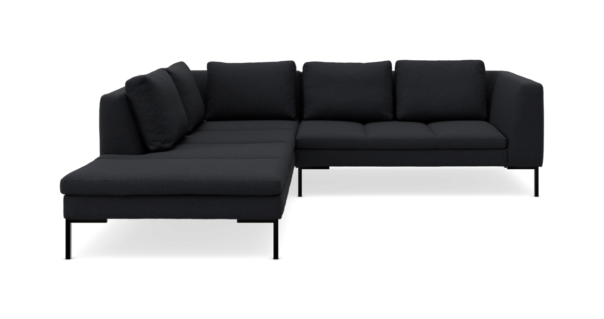 Mørk L‑formet modulsofa med chaiselong og slanke metalben på hvid baggrund.