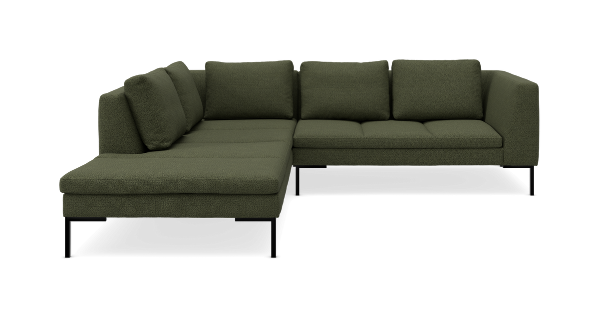 Grøn modulær hjørnesofa med chaiselong til venstre og sorte ben, frilagt produktbillede.