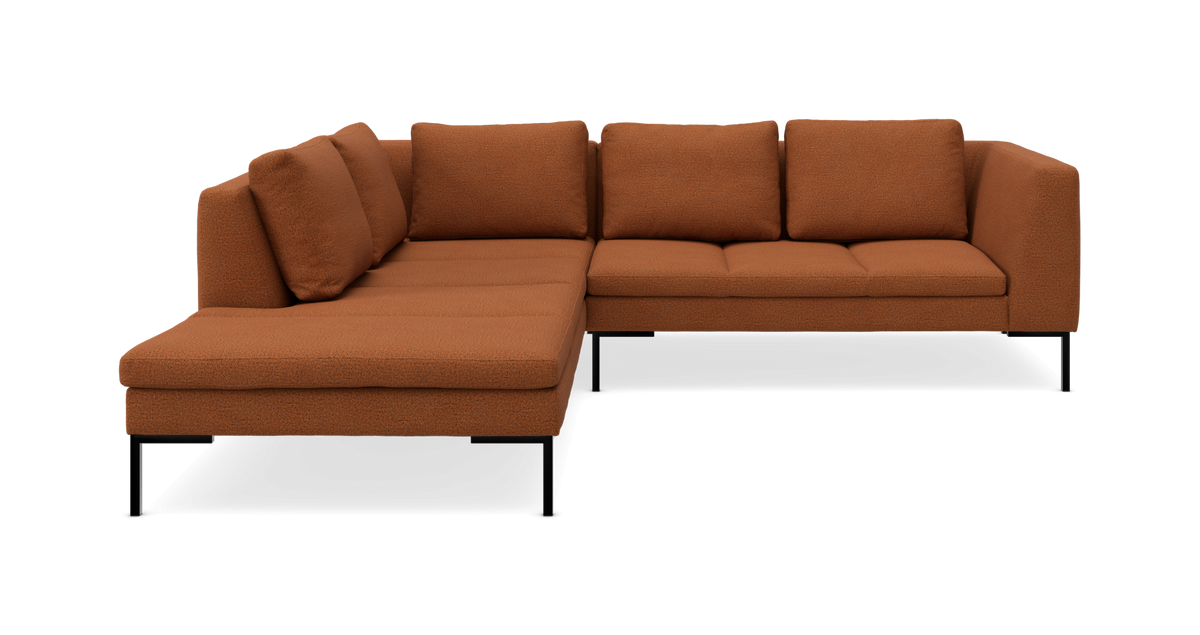 Brun L‑formet modulsofa med chaiselong, tekstureret stof og slanke sorte ben på hvid baggrund.