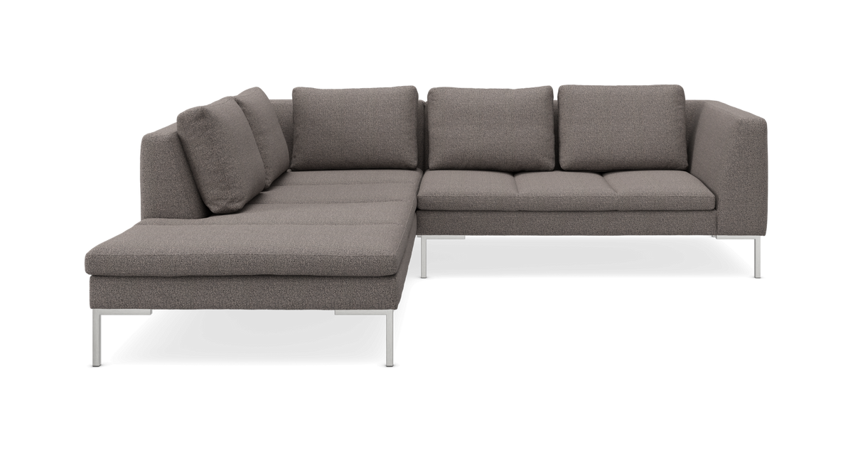 L-formet modulsofa i gråt stof med kromben.