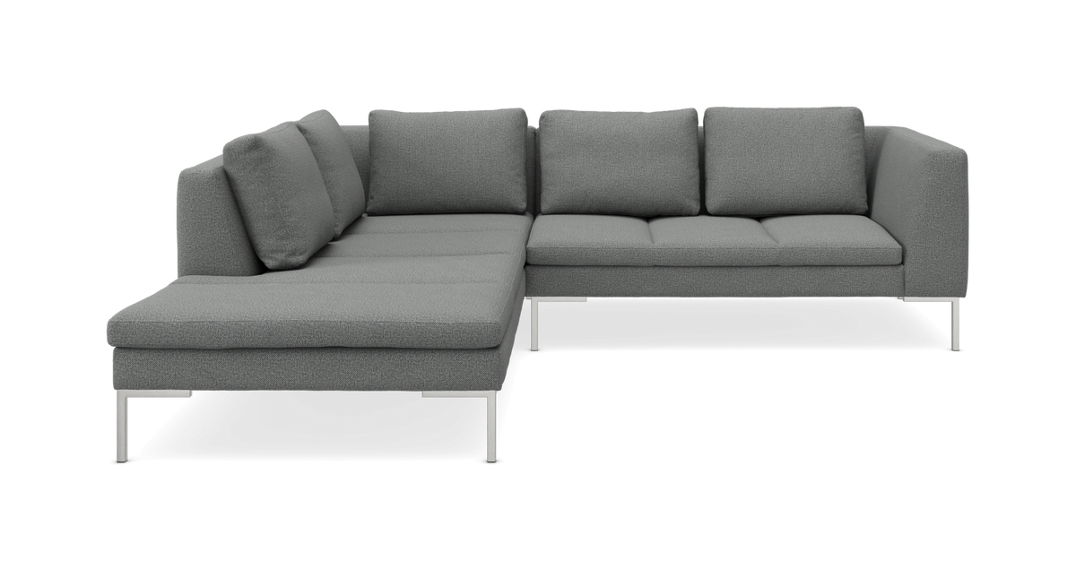 Grå hjørnesofa i moderne design med metalben, frilagt på hvid baggrund.