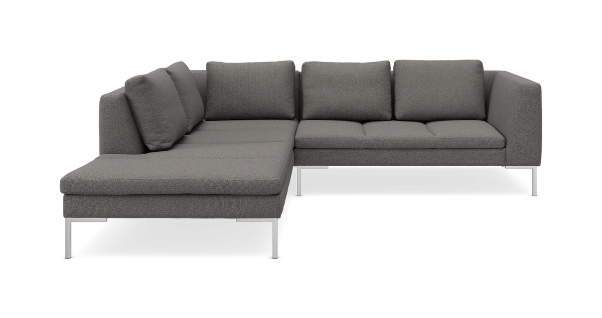 Grå L-formet modulsofa med metalben, set skråt forfra på hvid baggrund.