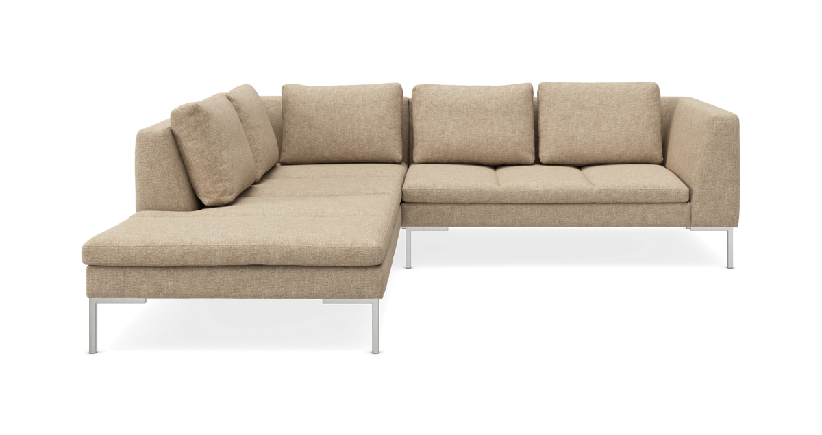 Beige L‑sofa med chaiselong og slanke metalben, frontvisning frilagt.