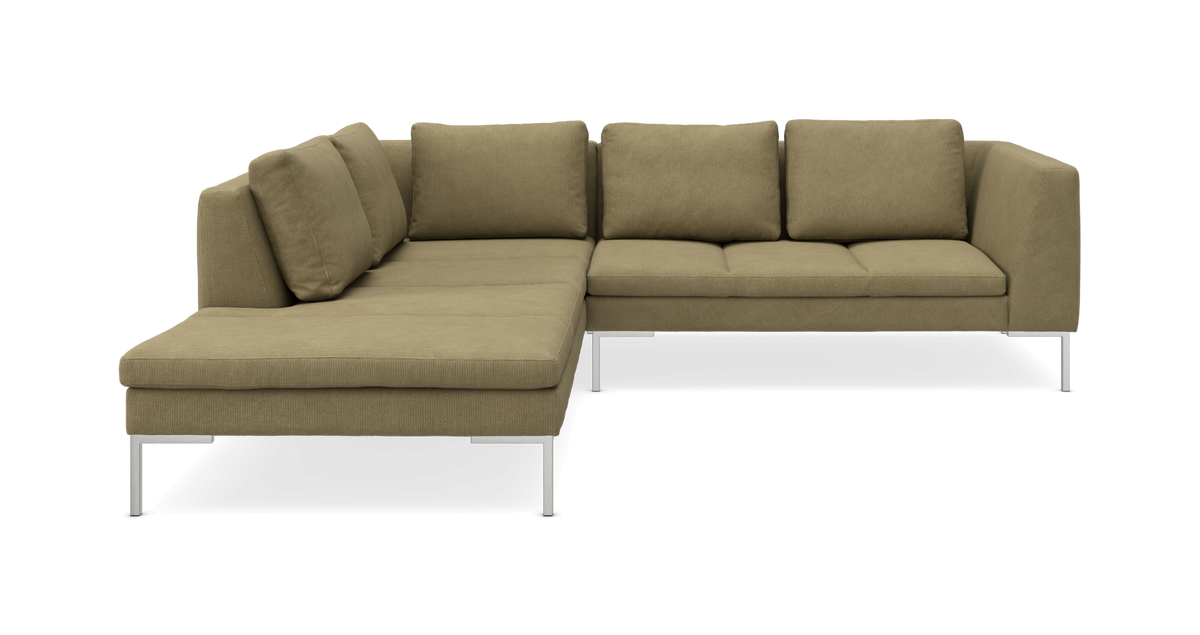 L-formet modulsofa i olivgrønt stof med metalben, frilagt på hvid baggrund.
