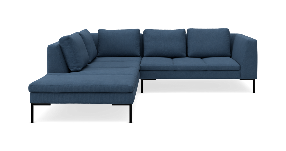 Blå L-formet hjørnesofa med venstrevendt chaiselong og metalben, fire ryghynder.