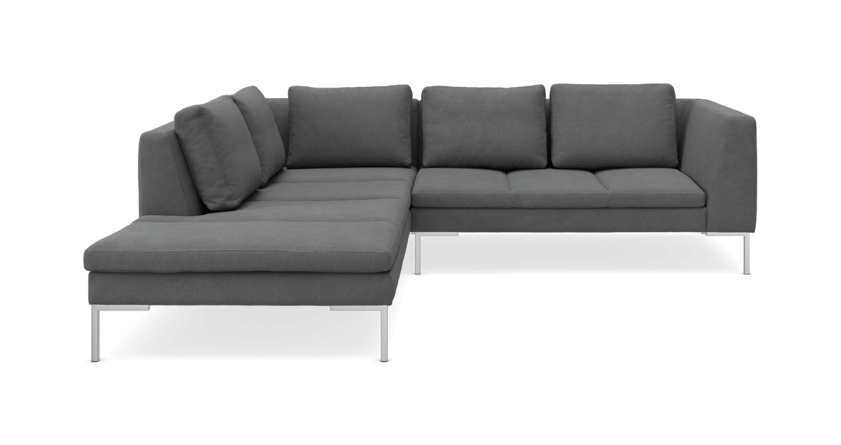 Mørkegrå L‑sofa med chaiselong og metalben på hvid baggrund.